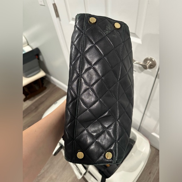 Michael Kors black quilted handbag with gold chain - Picture 2 of 4